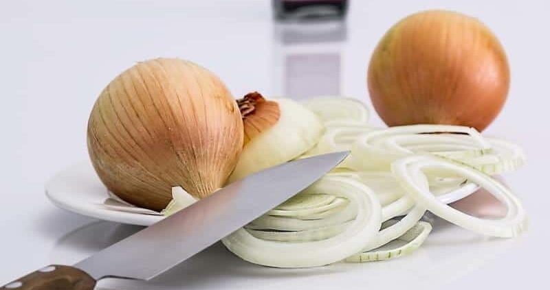 Does Eating Onions & Garlic Cause Body Odor?