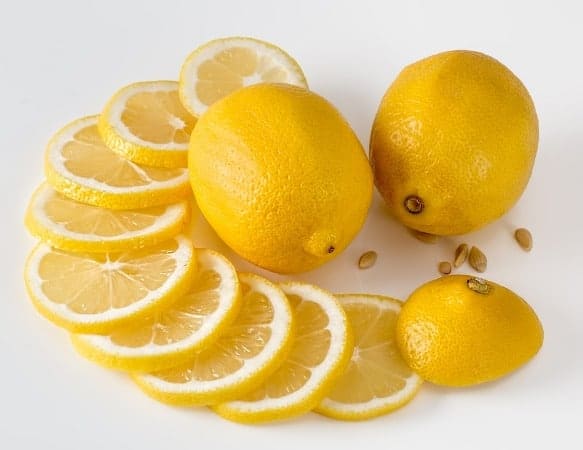 Lemon juice to treat sunken eyes