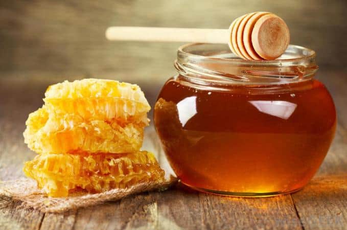 DIY face pack for oily skin using honey